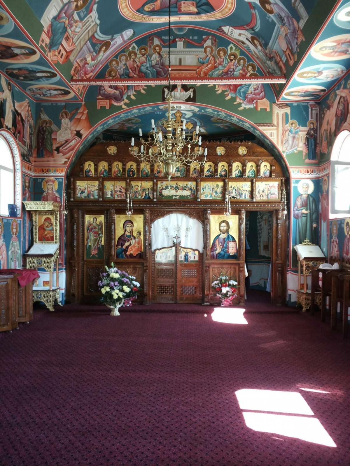 interiorul bisericii.